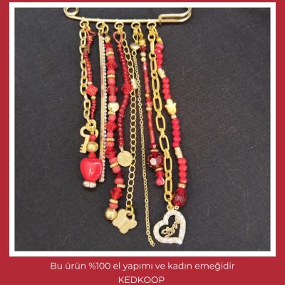 Kırmızı zincirli yaka iğnesi