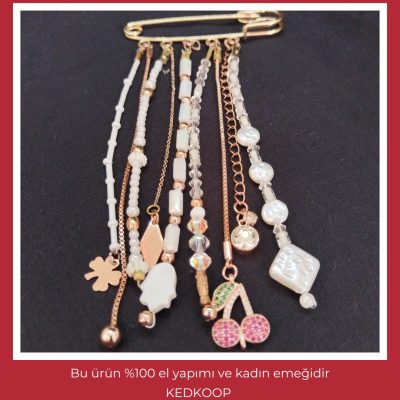 beyaz zincirli yaka iğnesi